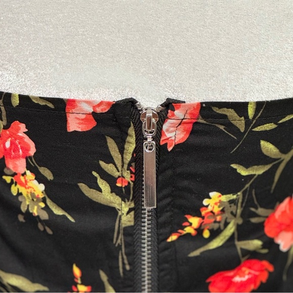 Cropped corset style floral tank with sweetheart neckline and bow detail. - Picture 6 of 7